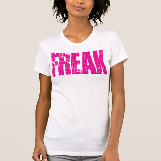 Camiseta T-Shirt FREAK - Texto Rosa (Frente)