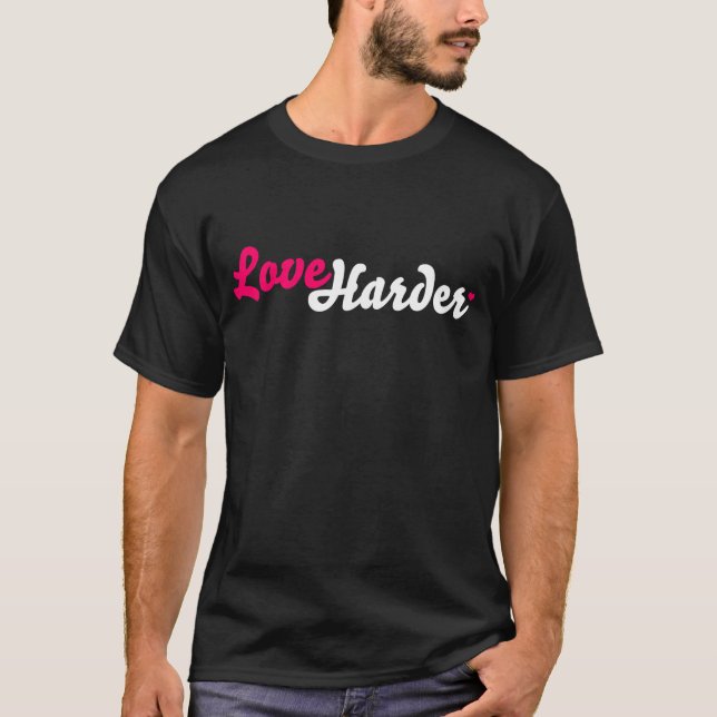 Camiseta T-shirt mais duro do amor duro vivo (escuro) (Frente)