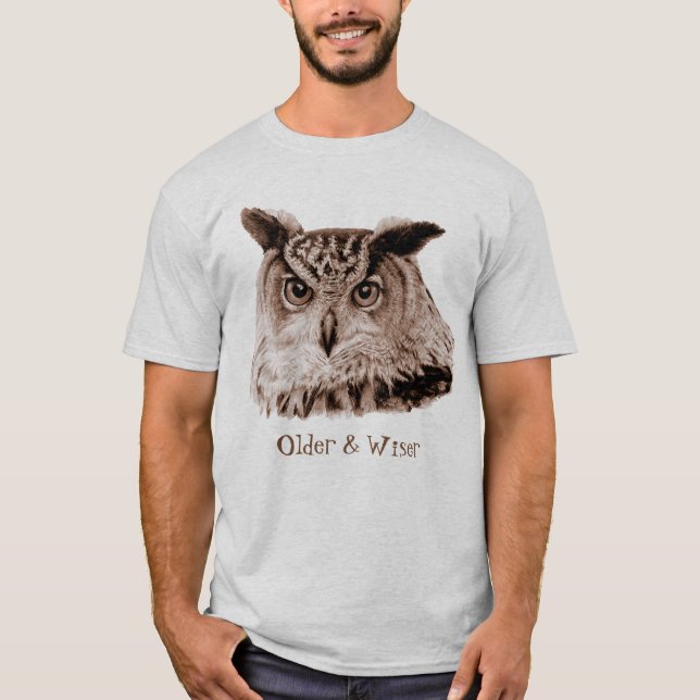 Camiseta T-shirt mais velho e mais sábio da coruja (Frente)