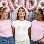 Camiseta T-Shirt nobre | Nome da Sra. Futuro Personalizado<br><div class="desc">Esta camiseta moderna e personalizada é a roupa perfeita para qualquer noiva! Apresentando um texto "BRIDE" cor-de-rosa e penteado, em conjunto com elegante escrito à mão "futura Sra. [Seu nome]" abaixo, esta árvore é ideal para chás de panela, festas de solteira, preparação de casamento e lua de mel. Disponível em...</div>