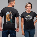 Camiseta T-Shirt Orgulhosa do Dia de Graduação<br><div class="desc">Camiseta moderna de graduação com um falso boné de folha de ouro, o ditado "pai orgulhoso do formando" que pode ser personalizado para mãe, pai, bestie, irmã, irmão, avó, avô ou qualquer outro título! Na parte de trás está uma foto do formando, seu nome, ano de aula e a escola...</div>