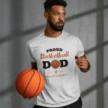 Camiseta T-Shirt Pai de Basquete Personalizado<br><div class="desc">Camisa de Pai de basquete orgulhosa,  com texto retrô moderno e bola de basquete em cores clássicas de preto e laranja,  personalizada com o nome de seus filhos.</div>