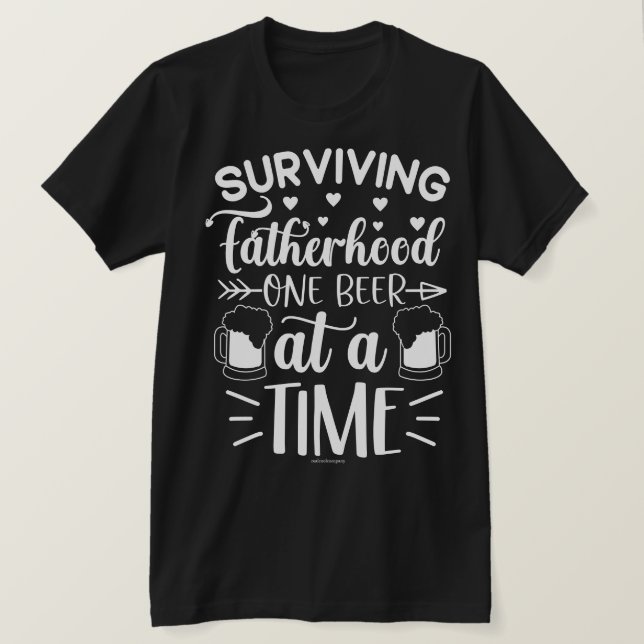 Camiseta T-Shirt Pai Engraçado - Sobrevivendo à Familiarida (Frente do Design)