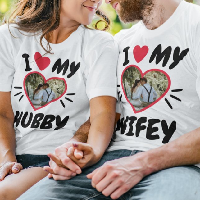 Camiseta T-Shirt Personalizável [Eu Amo Minha WIFEY/HUBBY] (Couple wearing matching shirts that say: "I love my wifey, I love my hubby.")