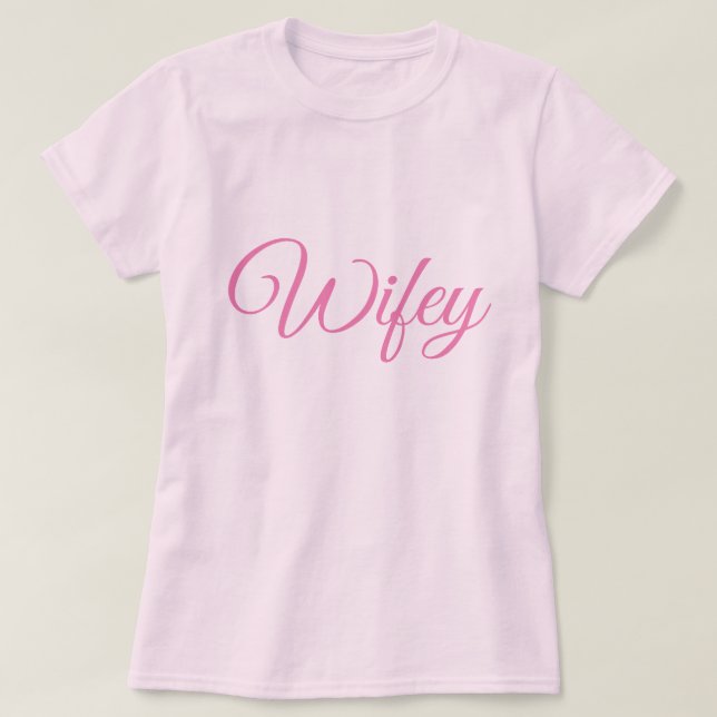 Camiseta T-Shirt Rosa Cor-de-rosa com Wifey (Frente do Design)