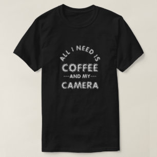 Camiseta T-Shirt, TUDO O QUE PRECISO É CAFÉ E MINHA CÂMERA