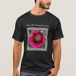 Camiseta T-Shirt Unisex com uma papoila magenta esbelta