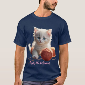 Camiseta T-ShirtEnjoy the Moment Cute Kitten Playing with Y