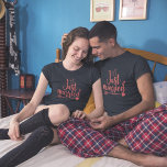 Camiseta T-Shirts recem casados Correspondente<br><div class="desc">Recem casados Como um casal recém-casado,  mostre seu status com essas camisetas que combinam,  que vêm em uma variedade de cores. O texto é uma imagem,  não digitada,  portanto ele também pode ser alterado para qualquer cor que você quiser.</div>