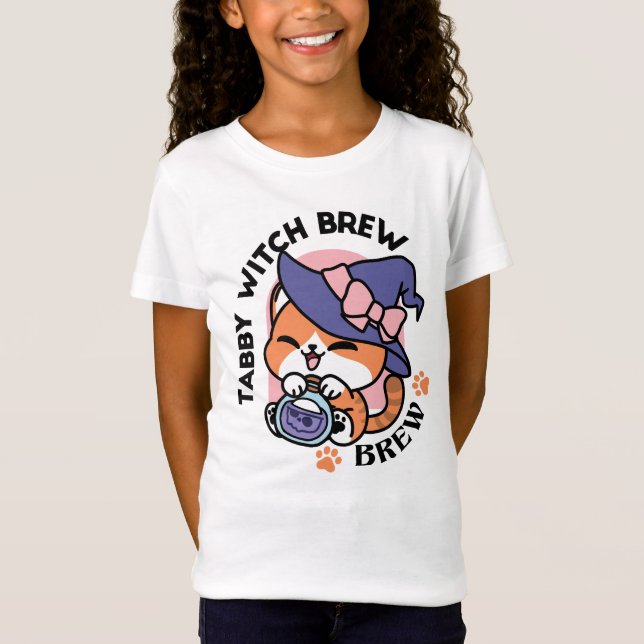 Camiseta Tabby Witch Brew – Cute Halloween Cat Design (Frente)