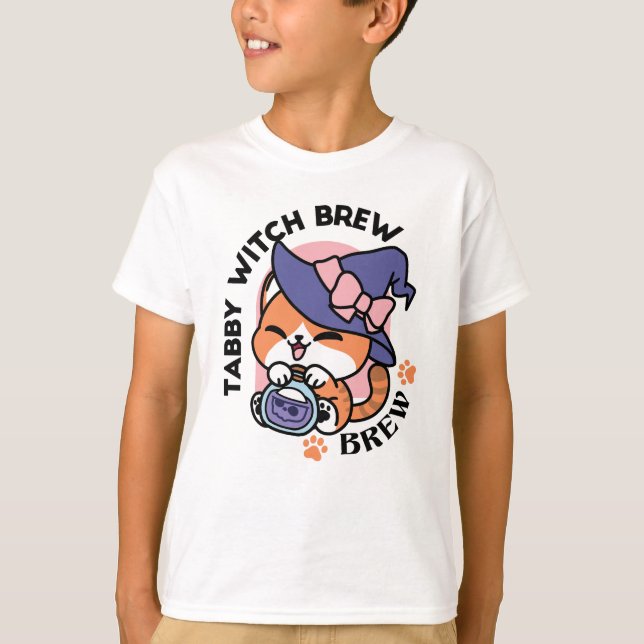 Camiseta Tabby Witch Brew – Design de Gato Fofo de Hallowee (Frente)