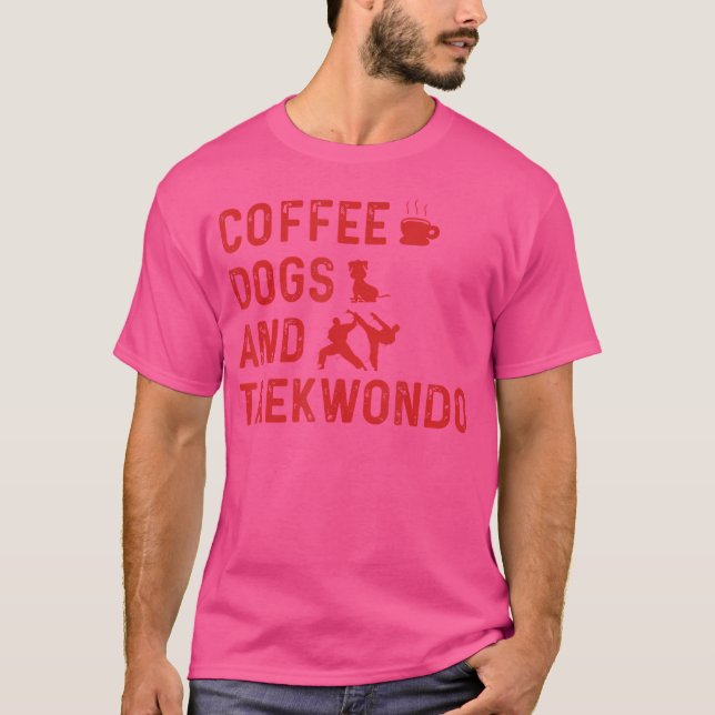 Camiseta Taekwondo Lover Coffee Dogs E Taekwondo Martial (Frente)