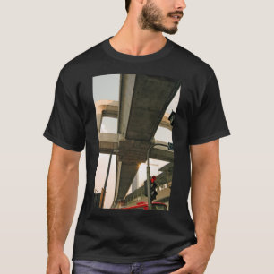 Camiseta Tailândia Surreal City por Martin Hurley