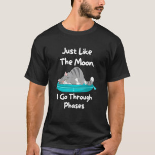 Camiseta Tal Como A Lua Eu Atravesso Fases  Gato Preguiçoso