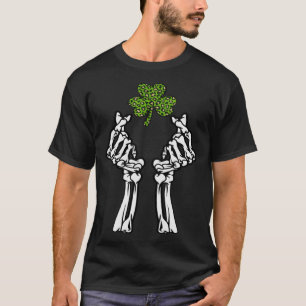 Camiseta Tampão de Dia de São Patrício com as mãos trevo Pu