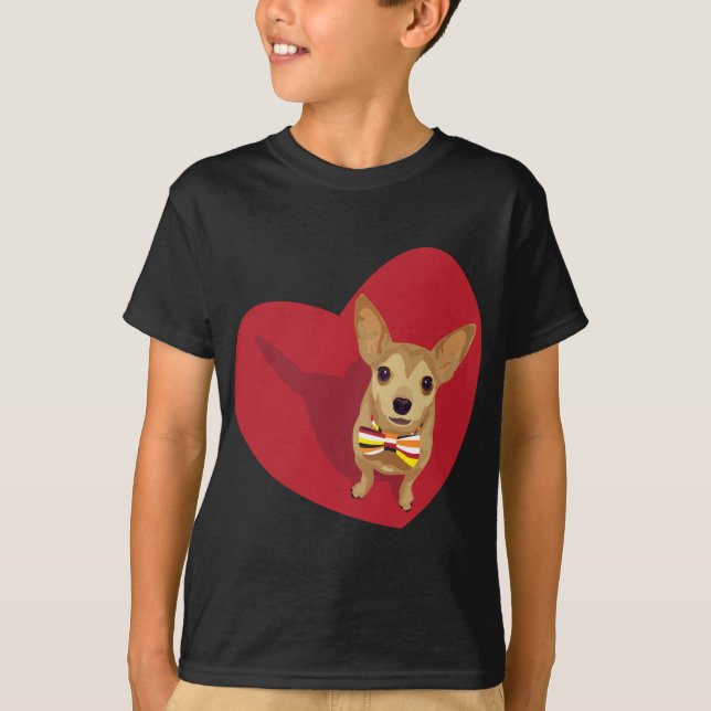 Camiseta Tan Chihuahua com um arco de gravata em um coração (Frente)