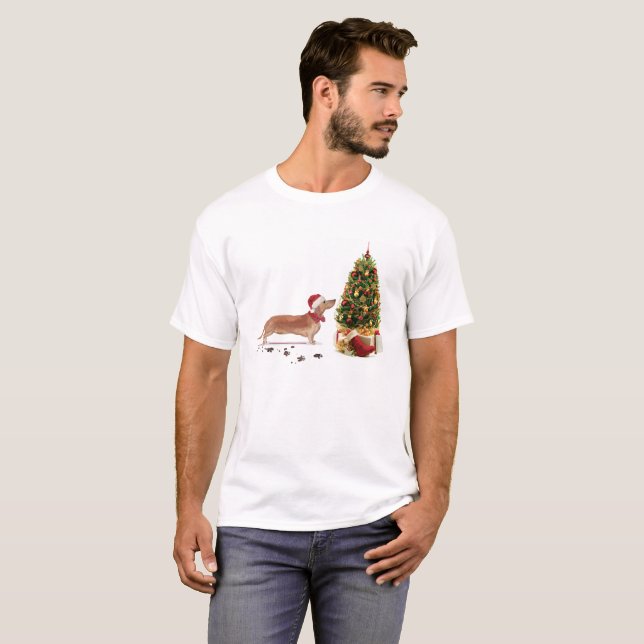 Camiseta Tan Dachshund Engraçado Cachorro de Natal com Árvo (Frente Completa)