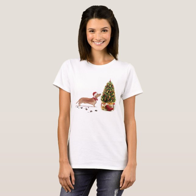 Camiseta Tan Dachshund Engraçado Cachorro de Natal com Árvo (Frente Completa)