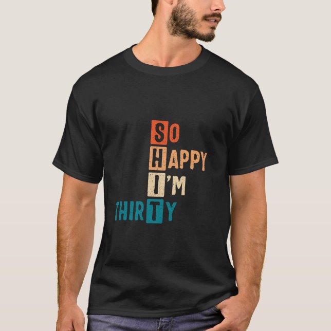 Camiseta Tão feliz que estou 30 anos a 30 anos a 30 anivers (Frente)