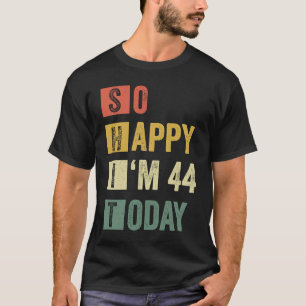 Camiseta Tão feliz que estou com 44 anos de 44 Sarcástico