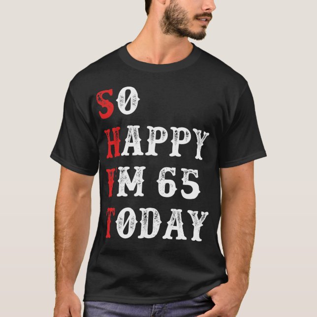 Camiseta Tão Feliz que tenho 65 anos para hoje. (Frente)