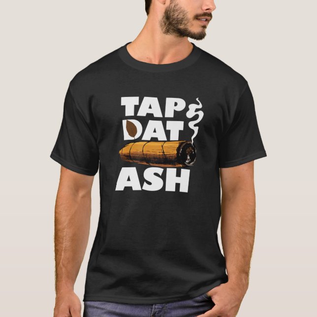 Camiseta Tap Dat Ash Funny Cigar Smoker Quote Lover Smoking (Frente)
