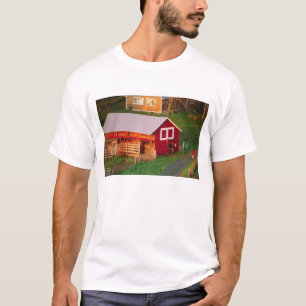 Camiseta Tarefas matinais na fazenda. EUA, Vermont,