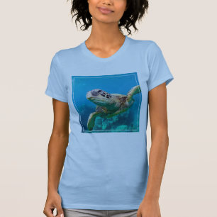 Camiseta Tartaruga de mar verde que nada sobre o recife de