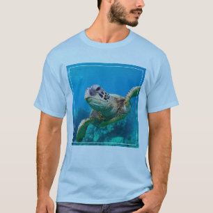 Camiseta Tartaruga de mar verde que nada sobre o recife de