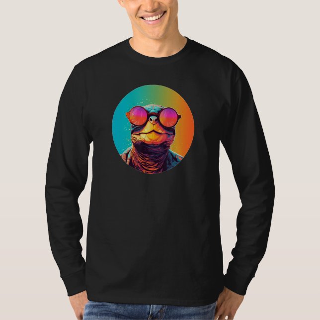 Camiseta Tartaruga de Pescoço Lateral Africana Usando Óculo (Frente)