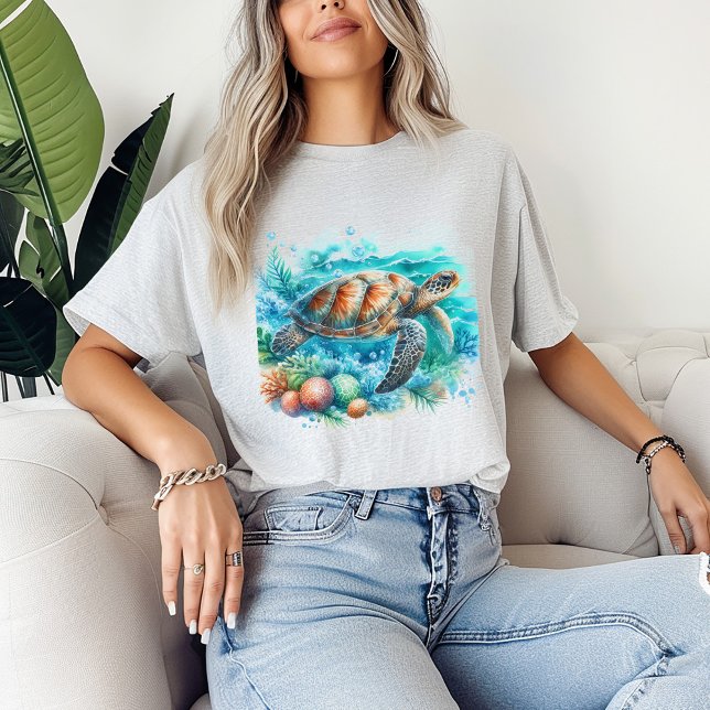Camiseta Tartaruga do mar tropical sob o fundo do oceano ma (Tropical Sea Turtle Under the Sea Ocean Surfer Tee Coastal Beach Gender Neutral Unisex T-Shirt)