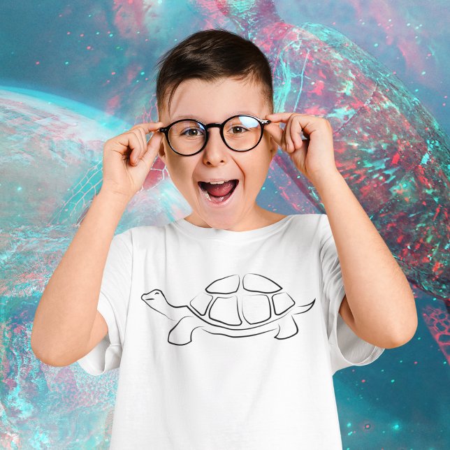 Camiseta Tartaruga Negra (Kid wearing glassing posing with tortise design tshirt)