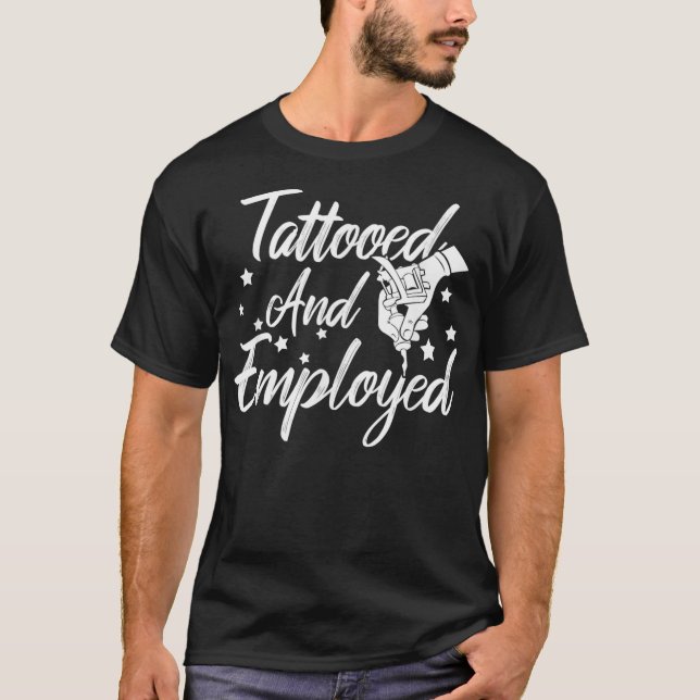 Camiseta Tattooed  Employed Funny Proud Tattoo Owner Biker  (Frente)