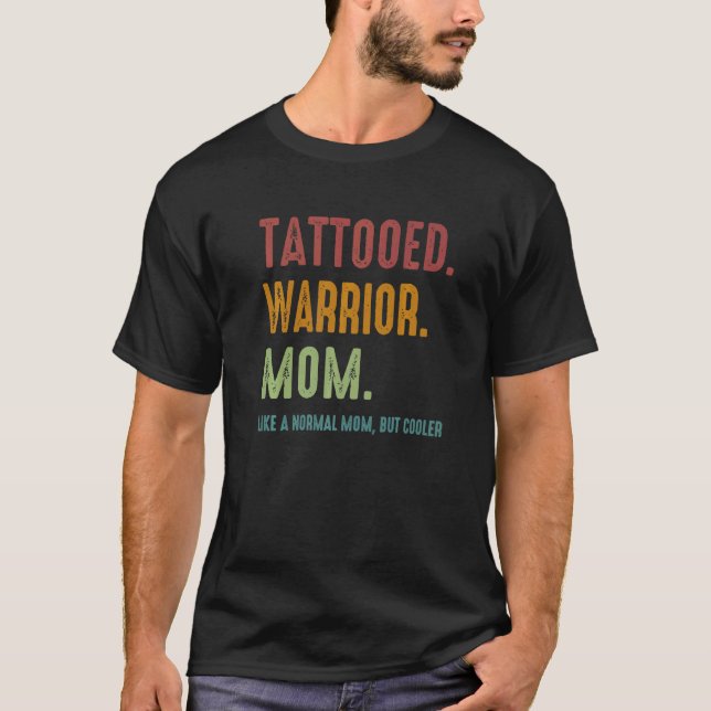 Camiseta Tatuada Guerreira Mãe Como Uma Mãe Normal Mas Mais (Frente)