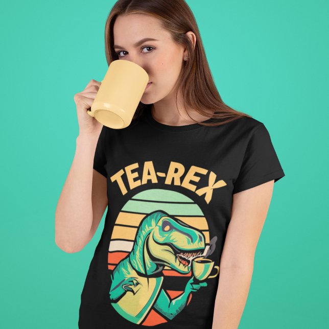 Camiseta Tea-Rex (Tea-Rex T-shirt on Woman Drinking from a Yellow Mug)