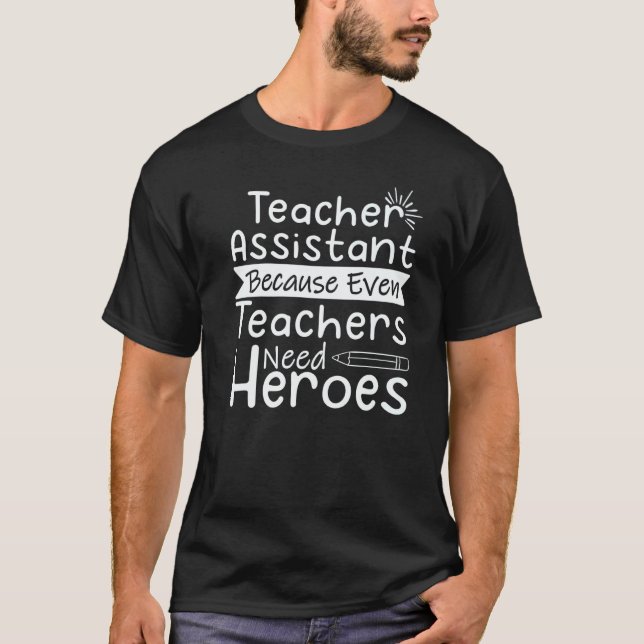 Camiseta Teacher Assistant Because Even Teachers Need Heroe (Frente)