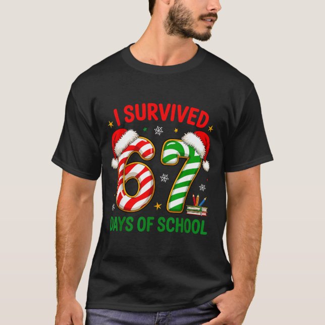 Camiseta Teacher Christmas Funny Meme I Survived 67 Days Of (Frente)