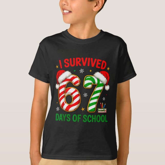 Camiseta Teacher Christmas Funny Meme I Survived 67 Days Of (Frente)