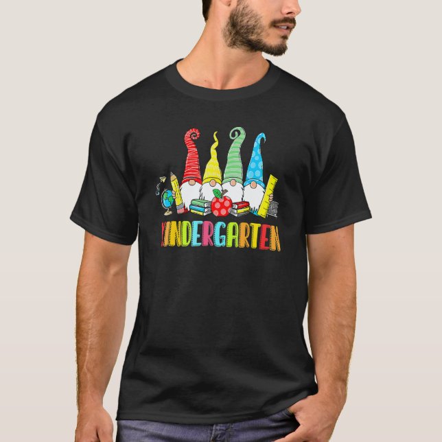 Camiseta Teacher Gnomes Kindergarten Crew First Day Of Scho (Frente)