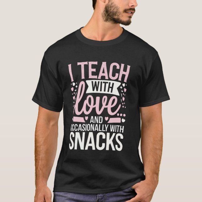 Camiseta Teacher I Teach With Loveu2026 And Occasionally Wi (Frente)