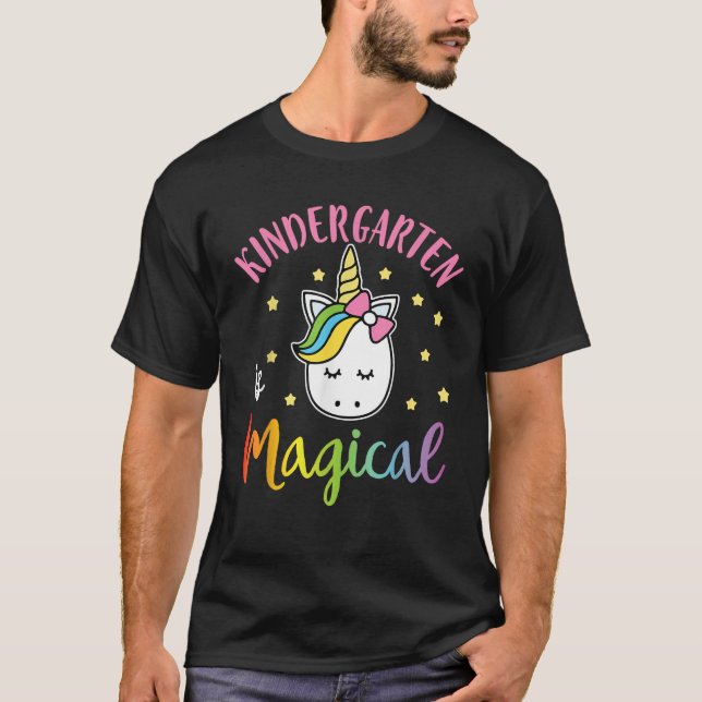 Camiseta Teacher Student Senior Kindergarten Is Magical Hap (Frente)