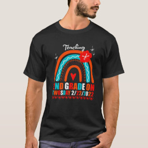 Camiseta Teaching 1St Grade On Twosday 2-22-22 Funny Teache