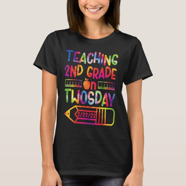 Camiseta Teaching 2nd Grade on Twosday 2222022 (Frente)
