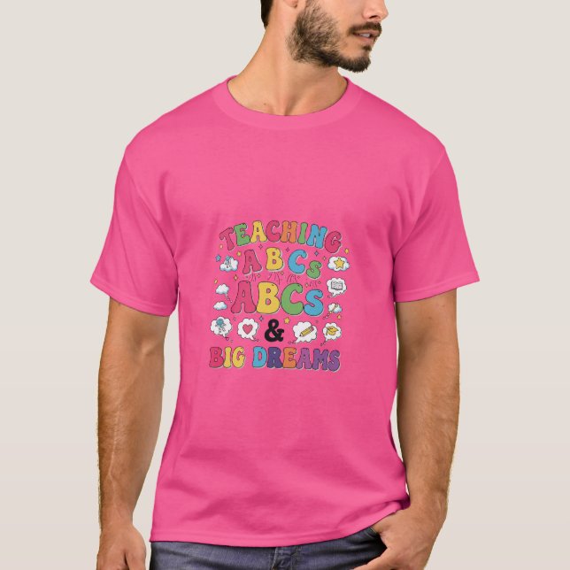 Camiseta Teaching ABCs and Big Dreams – Elementary Teacher  (Frente)