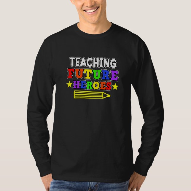 Camiseta Teaching Future Heroes Teachers Day Teacher Studen (Frente)