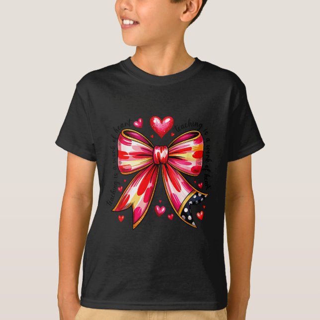 Camiseta Teaching Is A Work Of Heart Pencil Bow Teacher Val (Frente)