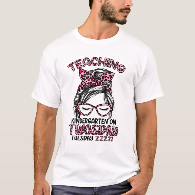Camiseta Teaching Kindergarten On Twosday Tuesday 2-22-22 M (Frente)