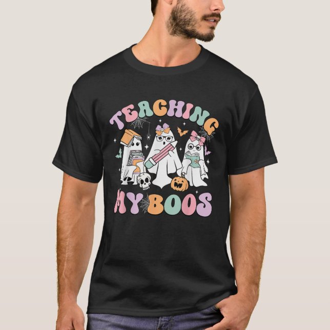 Camiseta Teaching My Boos Cute Book Ghost Groovy Teacher Ha (Frente)