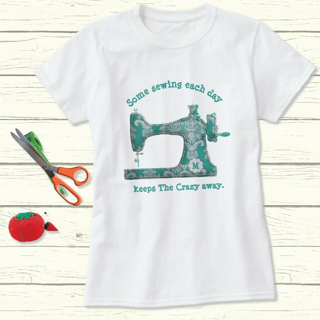 Camiseta Teal Damask Monograma Sewing Humor T-Shirt (Criador carregado)