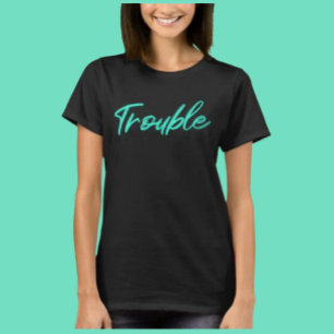 Camiseta Teal Script Trouble – Energia do Caos Sua